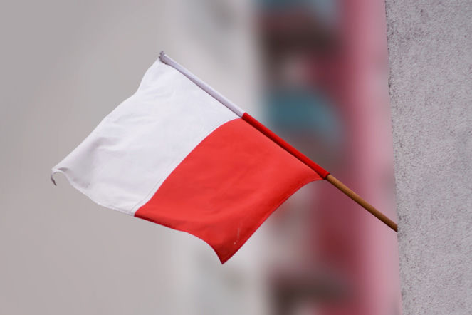 Co zrobić ze zniszczoną flagą Polski? Pod żadnym pozorem nie wrzucaj jej do kosza!