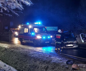 PILNE: Zablokowana droga nr 42. Zderzenie dwóch osobówek i dostawczego busa