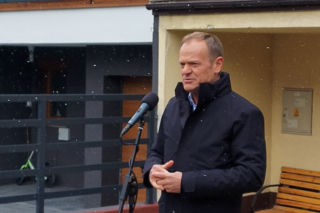 Kaczyński jak Cześnik Raptusiewicz, Tusk jak Papkin. Zły Świetlik