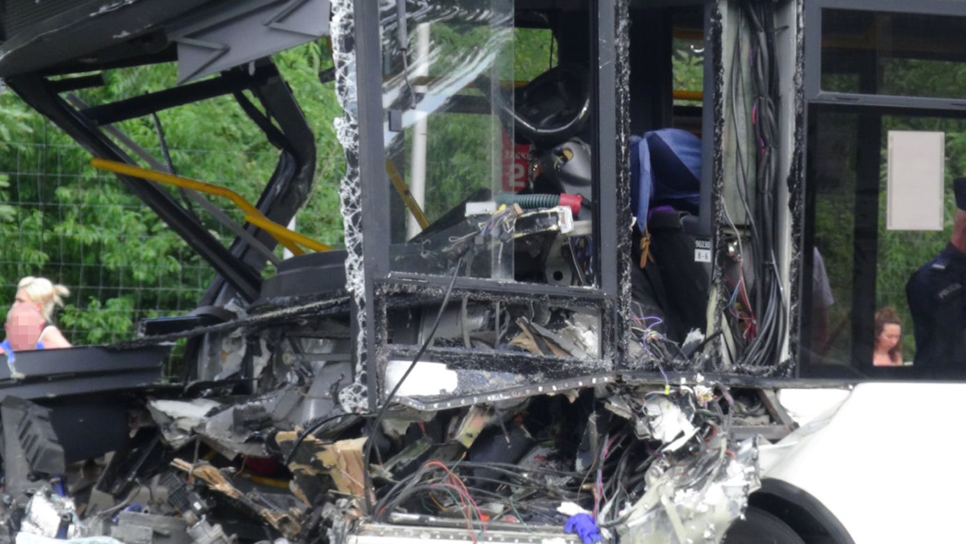 Wypadek miejskiego autobusu w Ząbkach