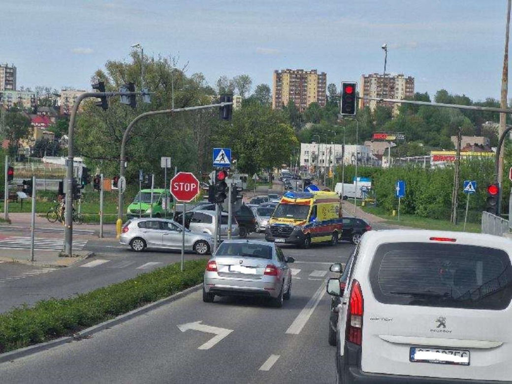 W Starachowicach motocykl zderzył się z autem osobowym