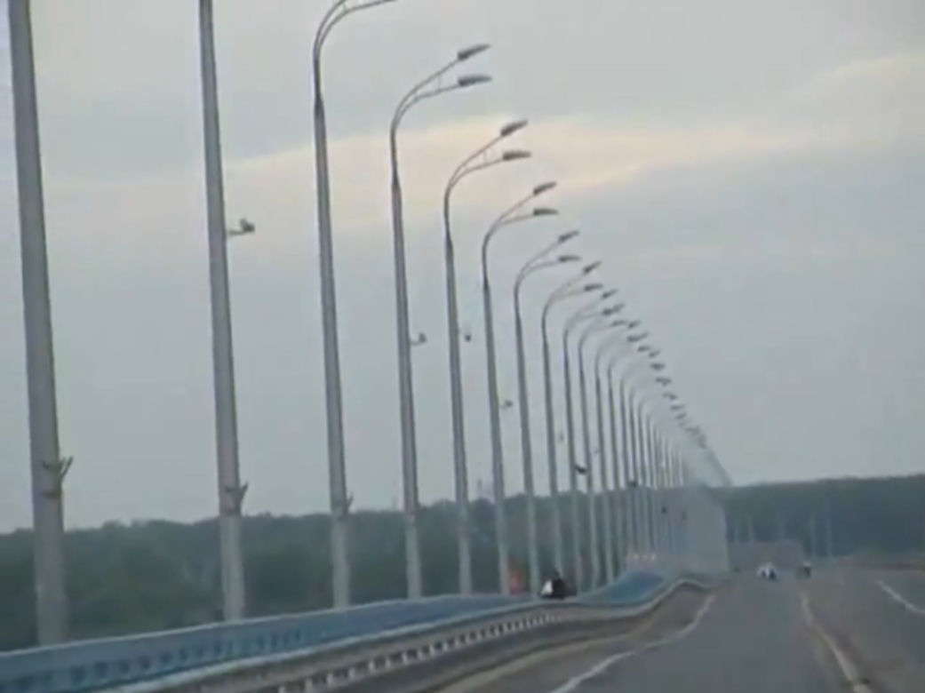 Falujący most nad Wołgą w Rosji