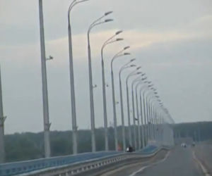 Falujący most nad Wołgą w Rosji