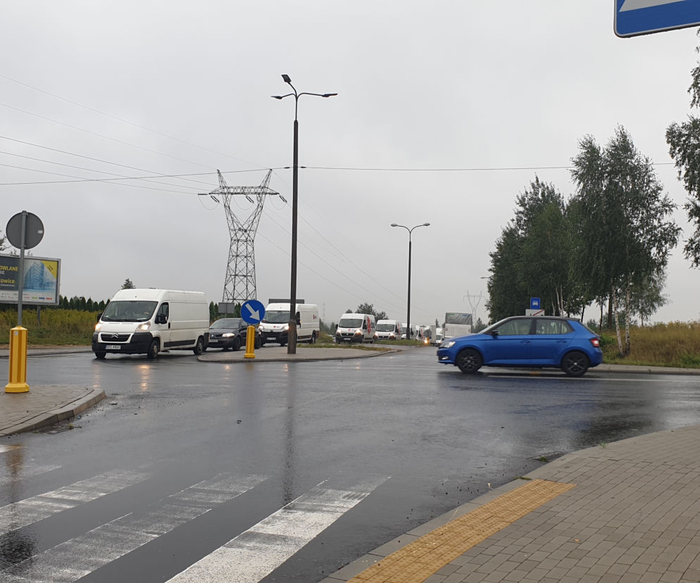 Sznur samochodów przy zjeździe z trasy S1 na ulicę Lenartowicza 