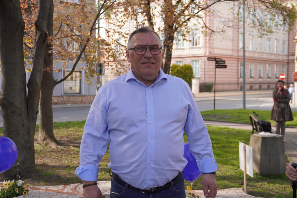 Henryk Łabędź spotkał się z mieszkańcami Tarnowa na skwerze Alicji i Jana Preiss