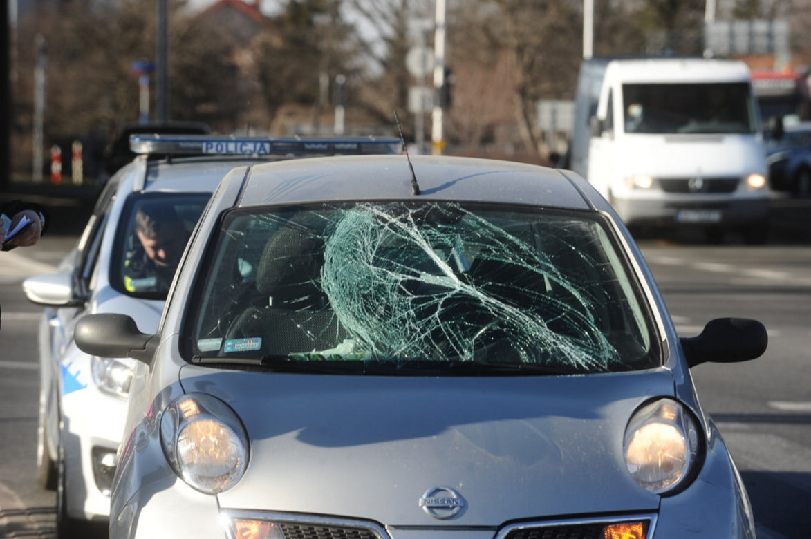 Gruchnął małym nissanem w rowerzystkę na przejeździe! Krok od tragedii