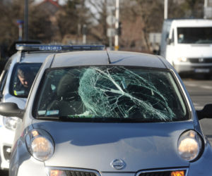 Gruchnął małym nissanem w rowerzystkę na przejeździe! Krok od tragedii