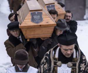 Stulecie Winnych 4 odc. 46. Ksiądz Ignacy (Lesław Żurek), pogrzeb Andzi i Stanisława
