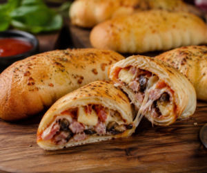 Bombery z chrupiącego ciasta są lepsze niż pizza. W środku kryje się gorący, ciągnący farsz