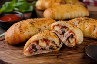 Bombery z chrupiącego ciasta są lepsze niż pizza. W środku kryje się gorący, ciągnący farsz