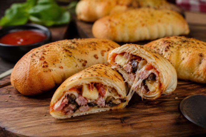 Bombery z chrupiącego ciasta są lepsze niż pizza. W środku kryje się gorący, ciągnący farsz