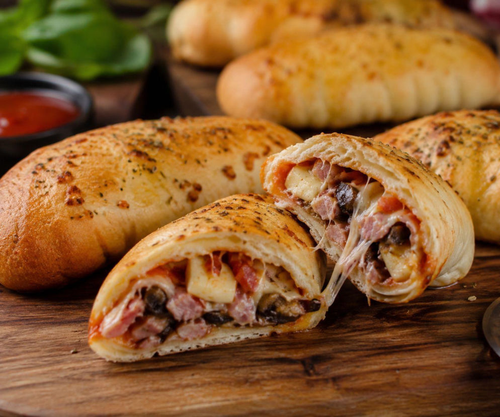 Bombery z chrupiącego ciasta są lepsze niż pizza. W środku kryje się gorący, ciągnący farsz
