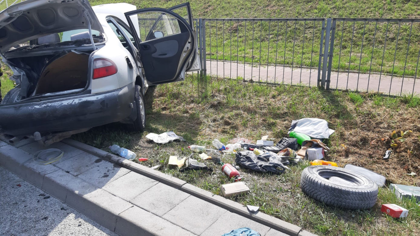 Trzy auta zderzyły się na Wale Miedzeszyńskim w Warszawie. Kierująca peugeotem była pijana. Trzy osoby w szpitalu