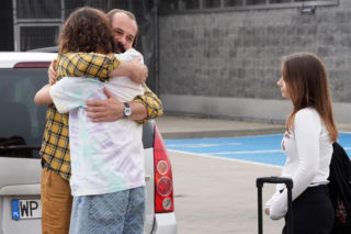 Barwy szczęścia, odc. 3296. Ewa (Gabriela Ziembicka), Borys (Jakub Wieczorek), Romeo (Jacek Tyszkiewicz)