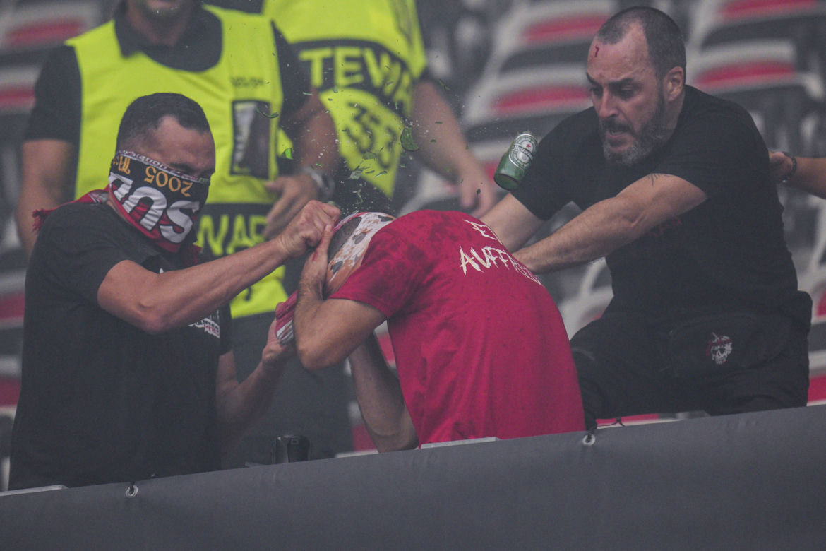 Zadyma na meczu OCG Nice - FC Koln 