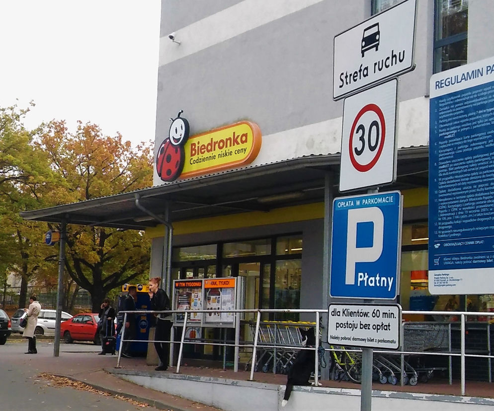 Płatny parking przed Biedronką przy al. Piastów