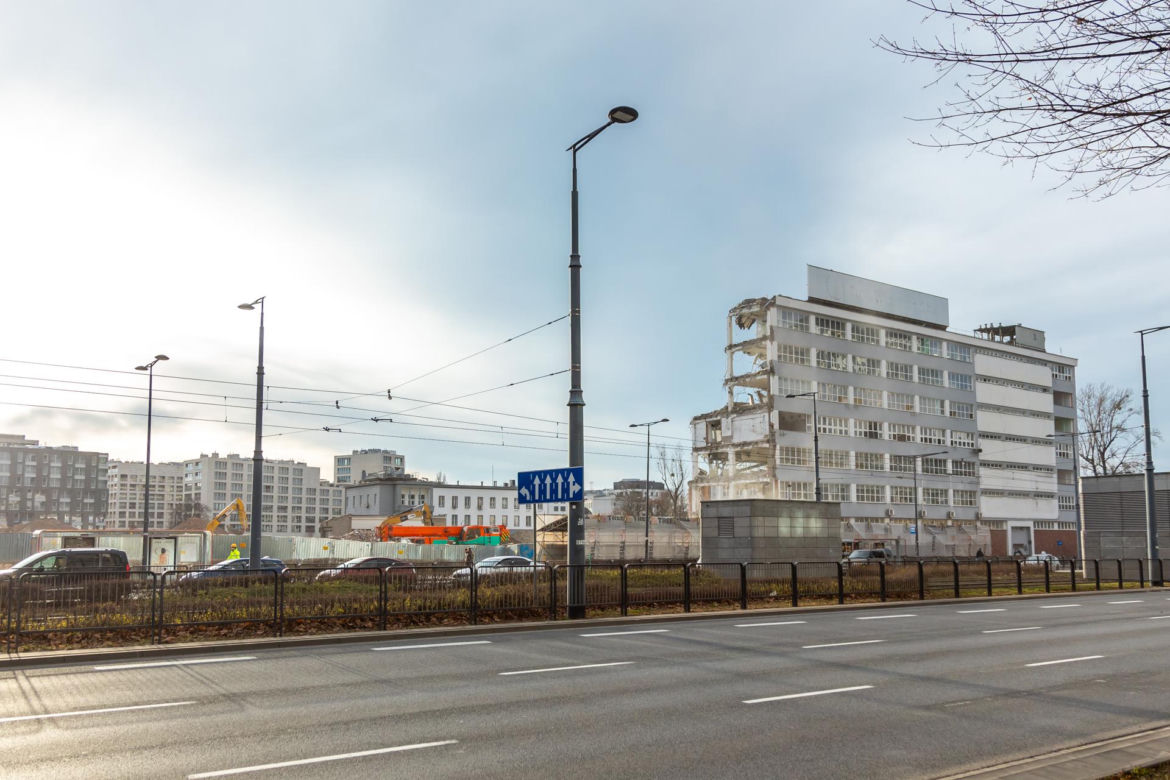 Wyburzanie dawnej fabryki Polfy w Warszawie pod budowę NOHO ONE