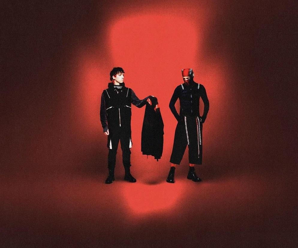 Zespół Twenty One Pilots na czerwonym tle. O ich występie na BitterSweet Festival w Poznaniu przeczytasz na EskaRock.