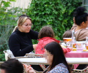 Ewa Farna z dziećmi w Sopocie. Bez komórki nie ma życia.