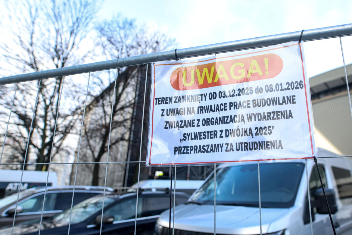 Scena Sylwestra z Dwójką TVP w trakcie budowy
