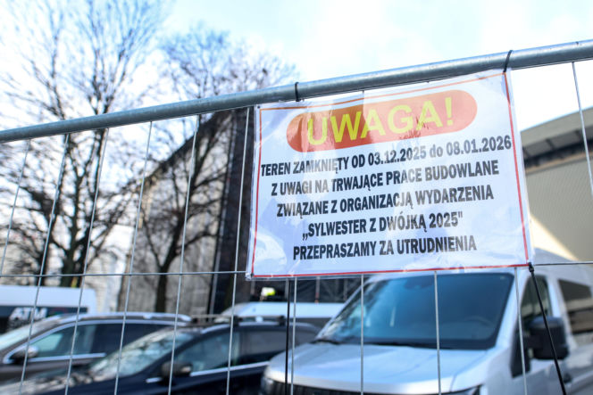 Scena Sylwestra z Dwójką TVP w trakcie budowy