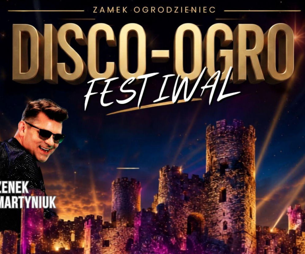 Uśmiechnięty Zenek Martyniuk na tle oświetlonego Zamku Ogrodzieniec. O festiwalu disco polo przeczytasz na VOX FM.