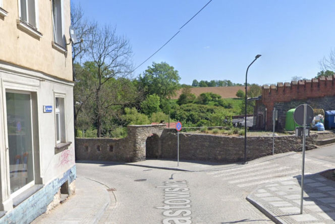 To jedno z najpiękniejszych miast na Dolnym Śląsku. Leży na skale i zachwyca widokami!