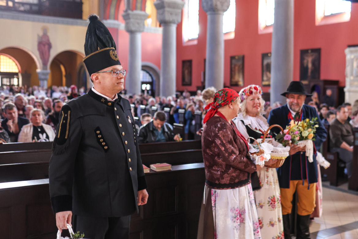 Święcenie pokarmów w strojach ludowych w Bytomiu
