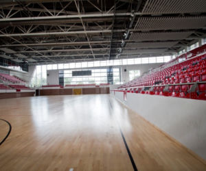 Elewacje z klinkieru. Finezyjnie ułożona cegła klinkierowa na fasadzie hali widowiskowo-sportowej w Ostrowcu Świętokrzyskim