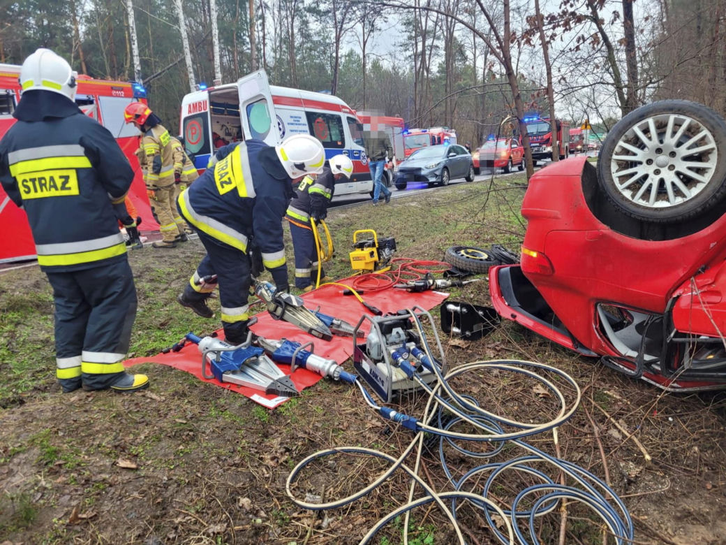 Śmiertelny wypadek pod Sandomierzem! Audi przygniecione przez drzewo. 35-latek nie żyje [ZDJĘCIA].