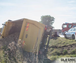Citroen zderzył się czołowo z wywrotką. Groźny wypadek pod Oleśnicą