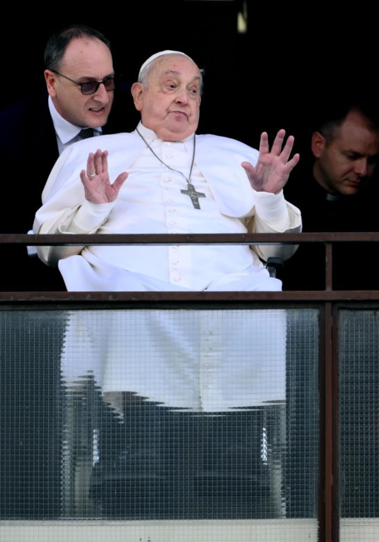 Papież Franciszek pokazał się publicznie. Ojciec Święty pozdrowił wiernych