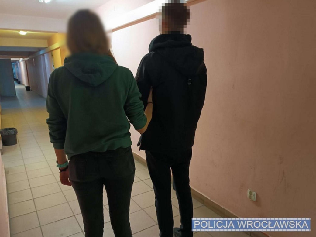 To grupa nastolatków zdewastowała chanukowy świecznik w centrum miasta! Wszystko nagrali telefonem