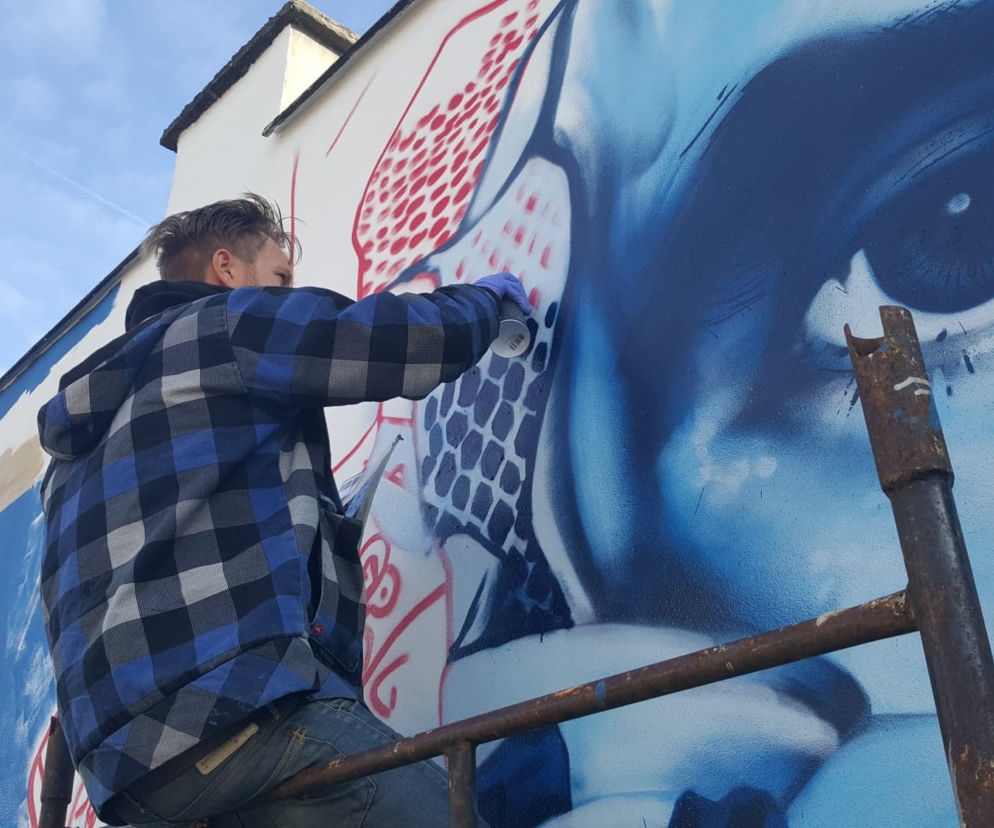 Tomasz Gollob ma w Bydgoszczy swoją ścianę. Na ul. Nakielskiej powstaje mural z żużlowcem w roli głównej! [ZDJĘCIA]