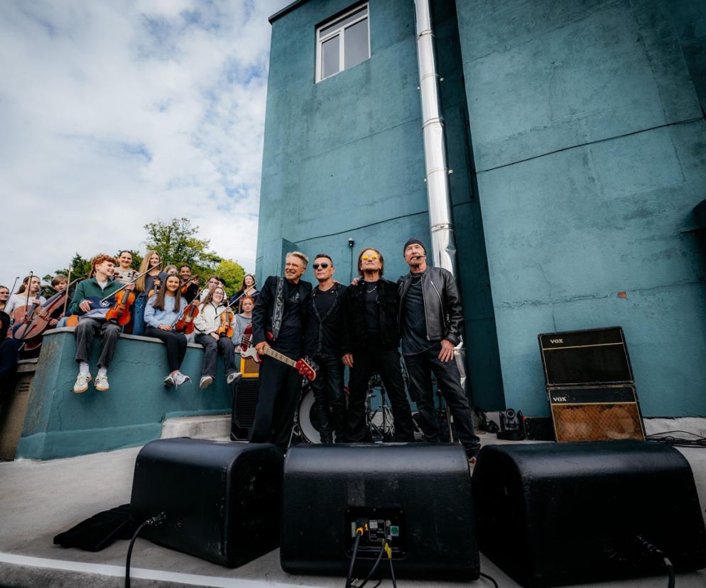 Zespół U2 na scenie z młodymi muzykami w Dublinie. O jubileuszowym koncercie przeczytasz na EskaRock.