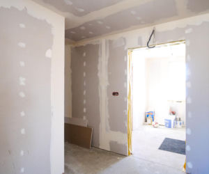 Mama nie wróciła. Tragiczny wypadek przerwał marzenia. Ekipa Nasz Nowy Dom walczyła z czasem. ZDJĘCIA domu przed i po remoncie