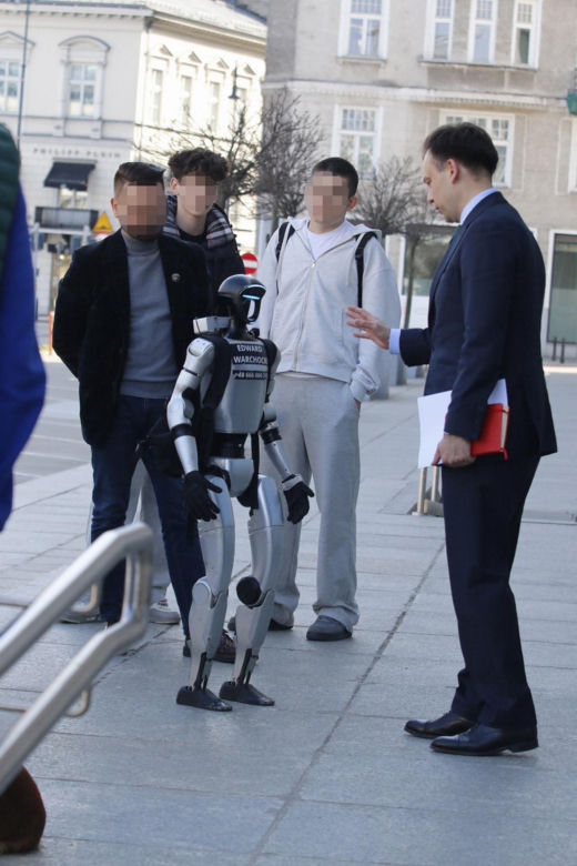 Spotkanie ministra finansów z robotem