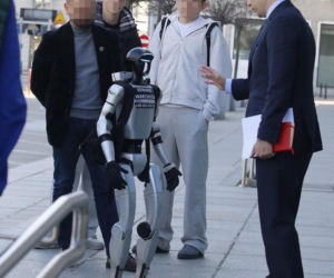 Spotkanie ministra finansów z robotem