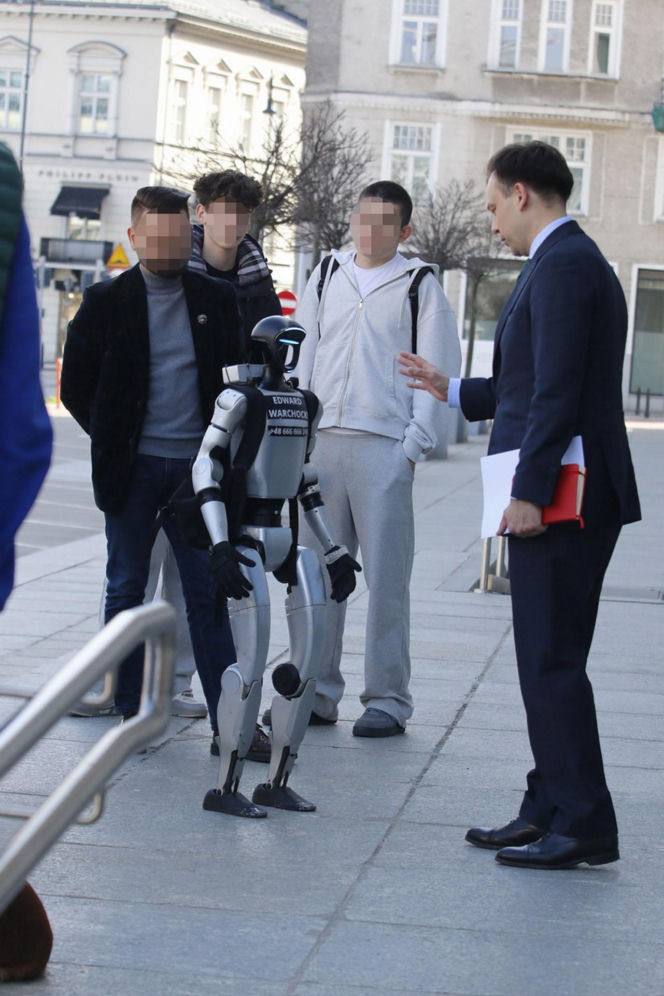 Spotkanie ministra finansów z robotem
