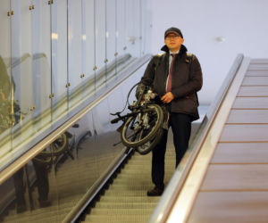 Minister pędzi na składaku 