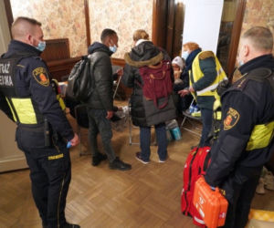 Wojna na Ukrainie. Strażnicy miejscy również pomagają uchodźcom!