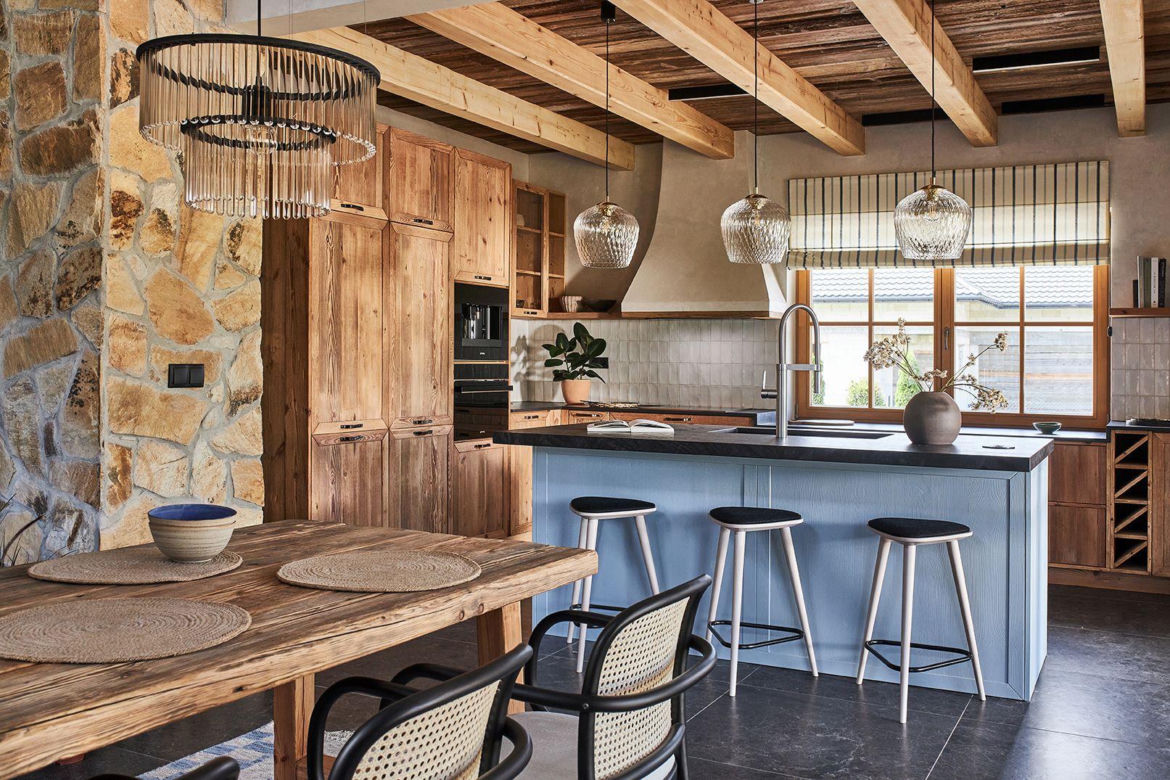 Kuchnia i jadalnia w stylu chalet