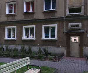 Rodzice RZUCALI w siebie NIEMOWLAKIEM