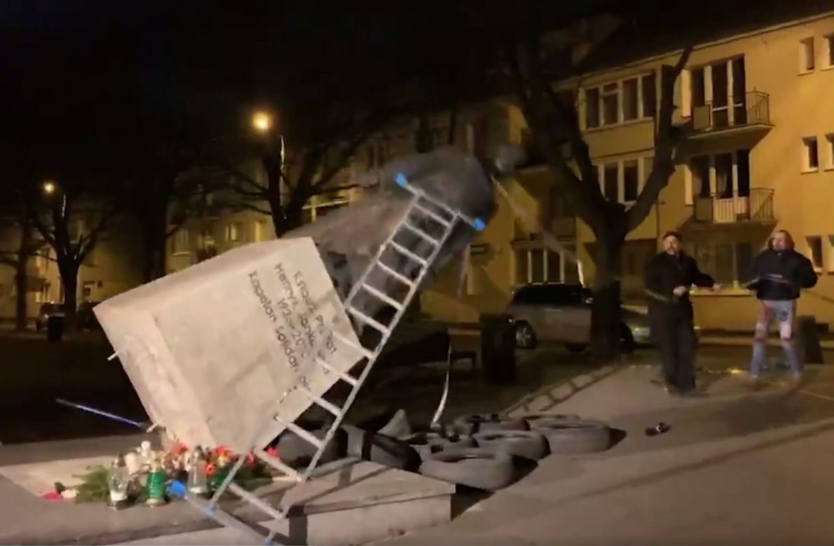 Przewrócony pomnik ks. Henryka Jankowskiego