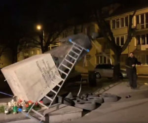 Przewrócony pomnik ks. Henryka Jankowskiego