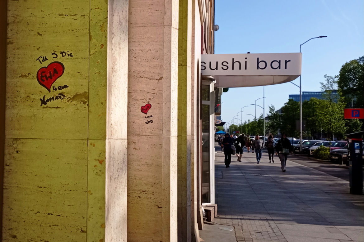 Wyznaje miłość Ewie na ulicach Szczecina. Zakochany desperat? Artysta? A może zwykły wandal?
