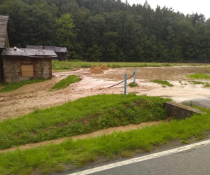 POTĘŻNE Nawałnice w Małopolsce. Woda PORWAŁA SAMOCHÓD! [ZDJĘCIA]