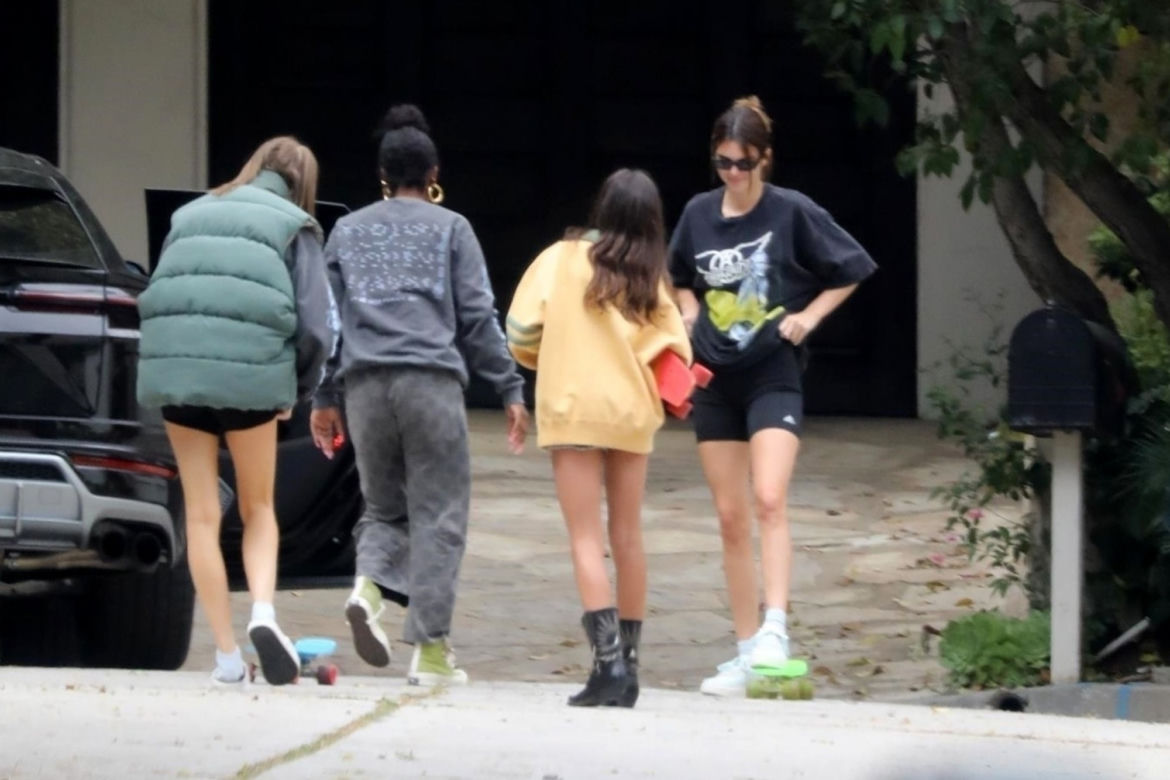 Kendall Jenner z przyjaciółkami uczy się jazdy na deskorolce