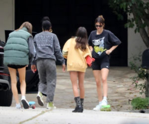 Kendall Jenner z przyjaciółkami uczy się jazdy na deskorolce