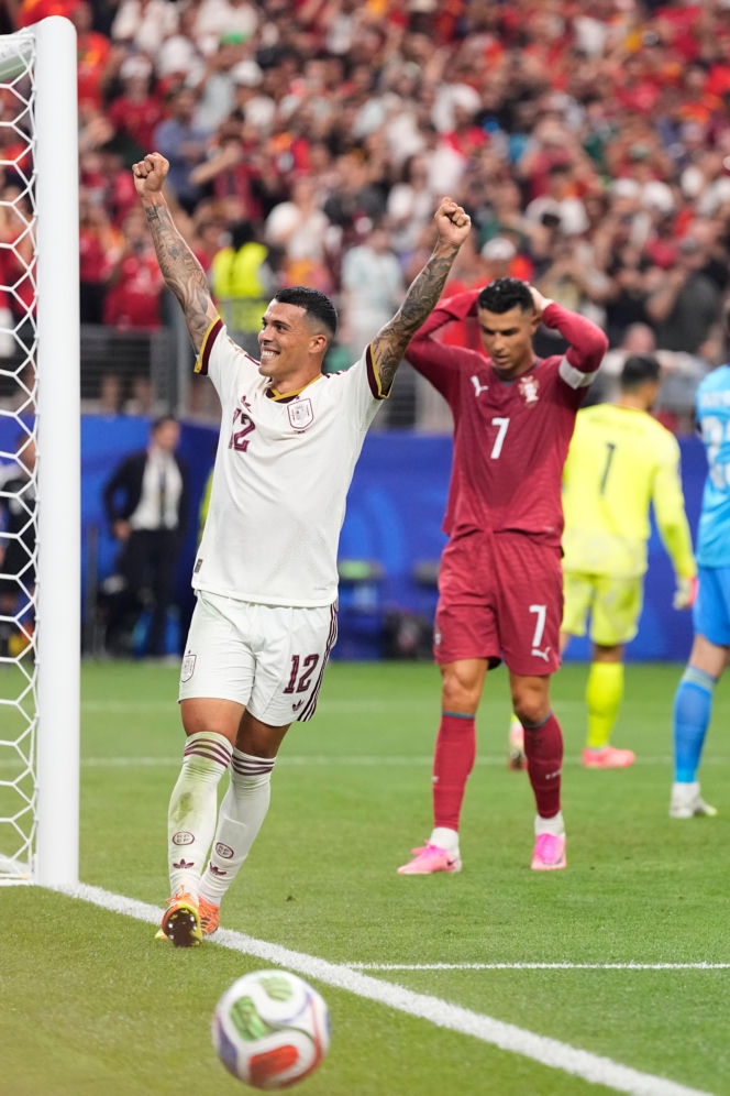 Cristiano Ronaldo CR&